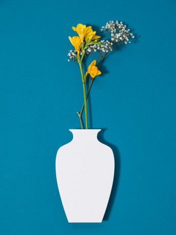 Blumenvase an der Wand